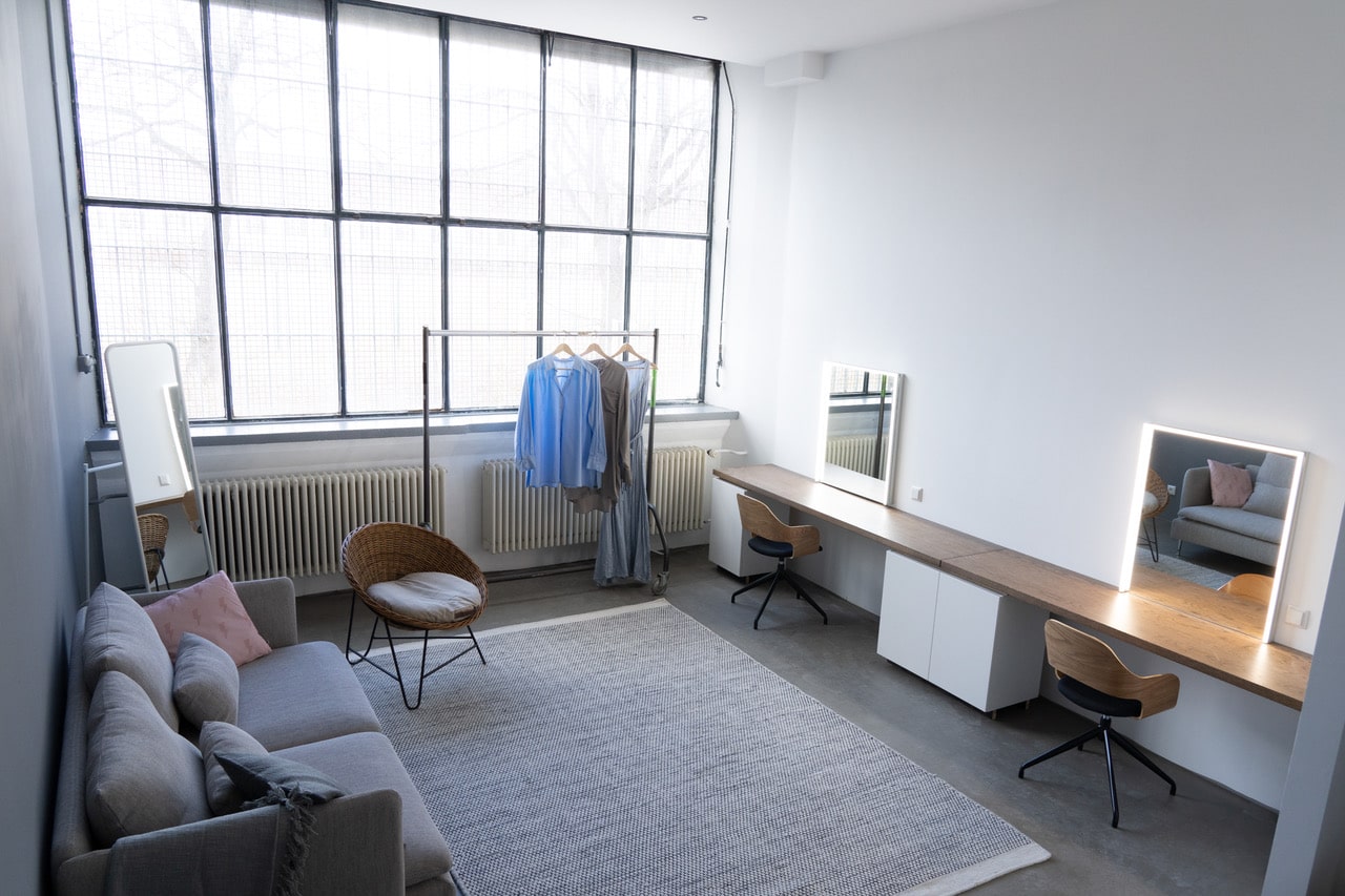 Couch, table, and mirrors of the dressing room at the HYPERBOWL studio in Penzing