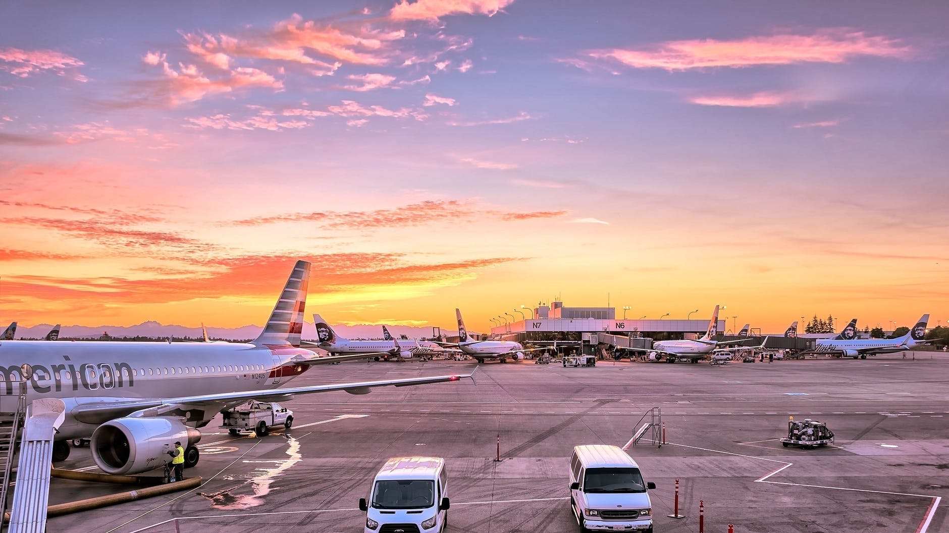 airport-airplanes-gates-flight-line-163771.jpeg