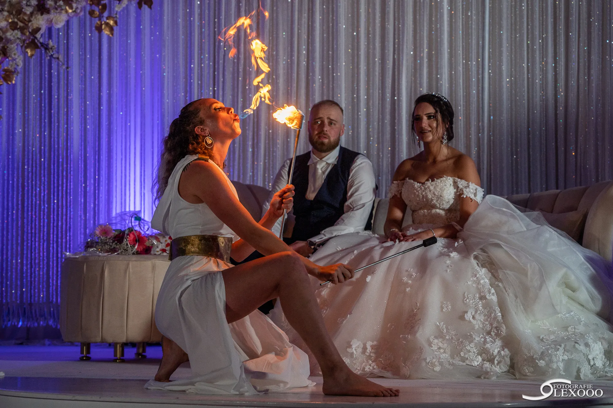 Feuerspucker von Julia Arts Entertainment vor Hochzeitspaar
