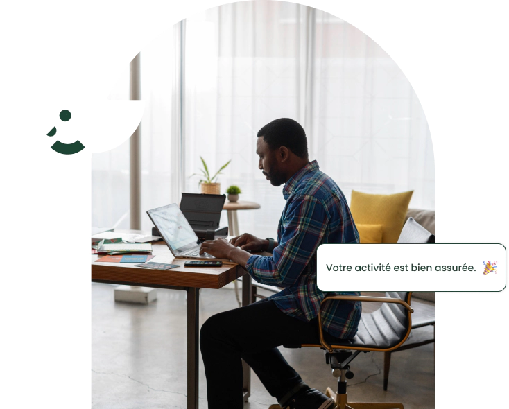 homme qui travaille sur son bureau