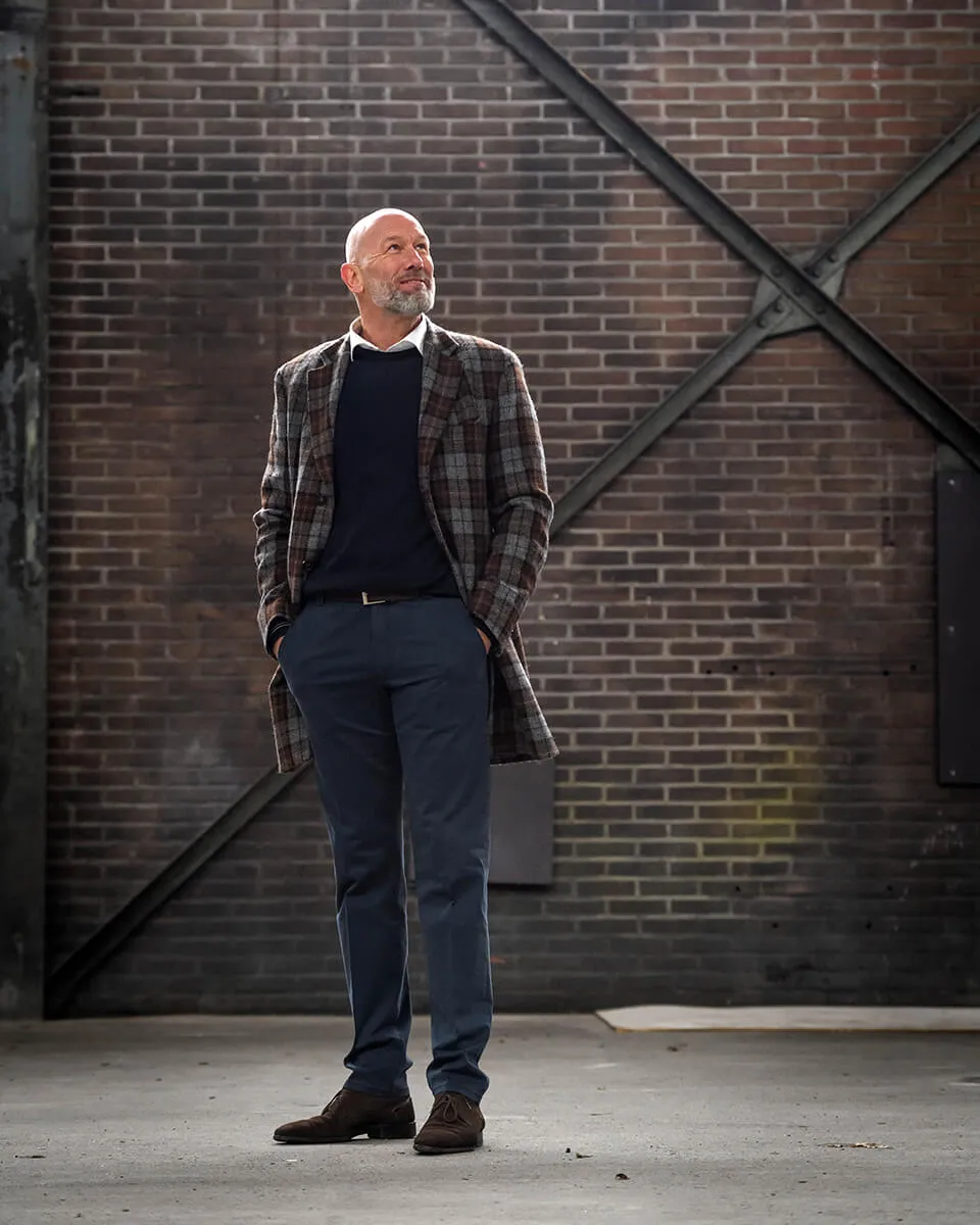 Peter Braakman voor een muur