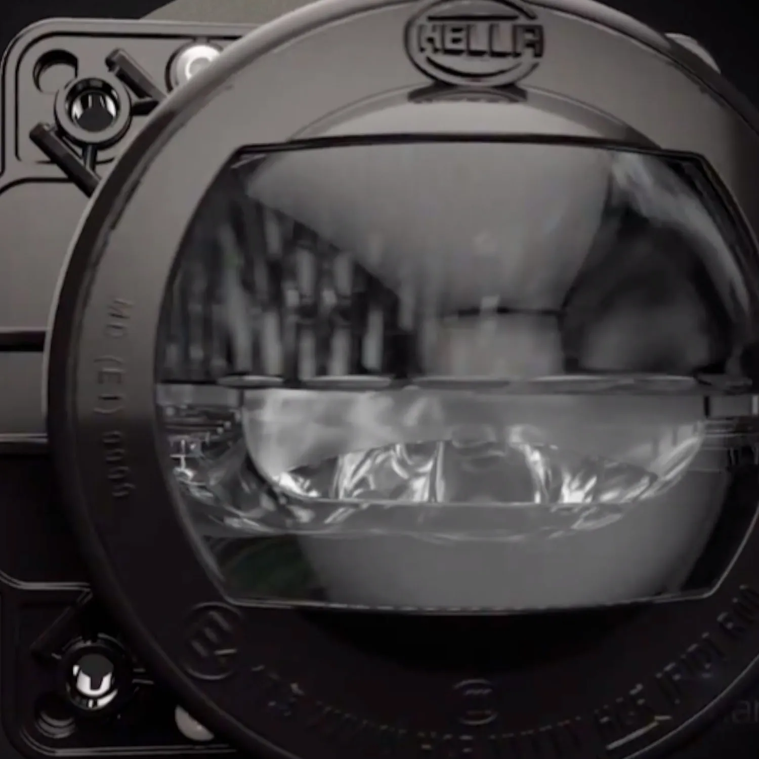 Hella Bi-LED 3 gen Kamera auf dunklem Hintergrund