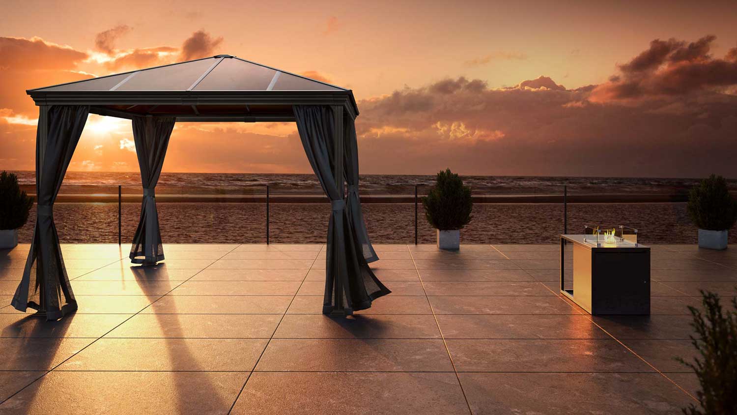 Grauer Outdoor-Pavillon von MWH am Strand mit Sonnenuntergang