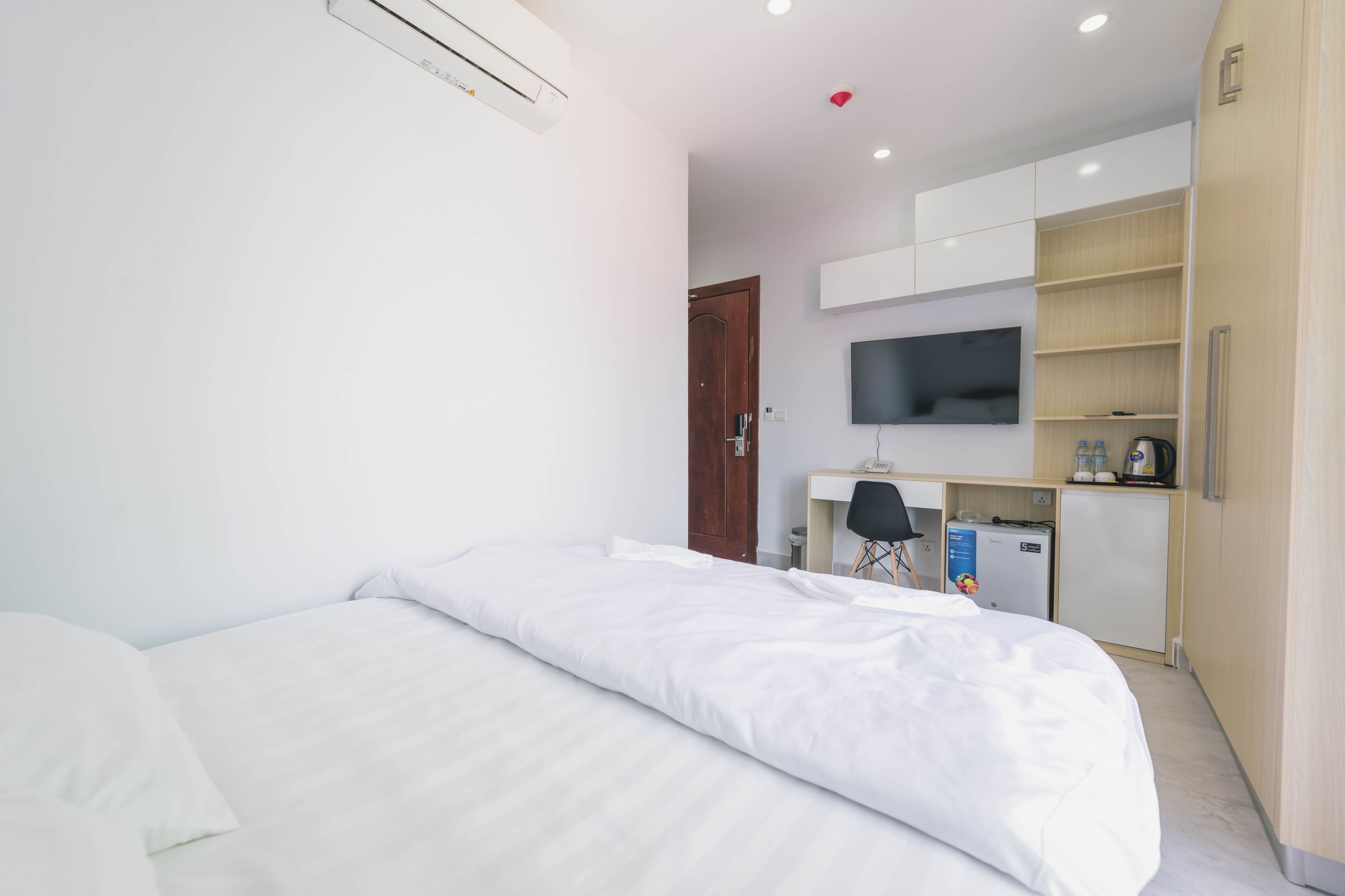 Big Studio Apartment with Balcony - Residence 110 Hotel and Apartment - Luxury Apartment Studio Huge Windows Guest Room