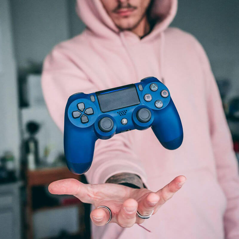 Gamer from Serenity esports canada holding controller in levitation at their home