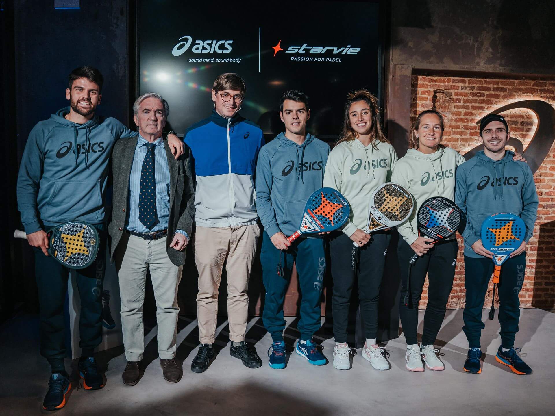 Starvie team, including Bea González, Carolina Navarro, Coki Nieto, Javi Garrido, and Lucas Bergamini, wearing Asics gear to celebrate the partnership