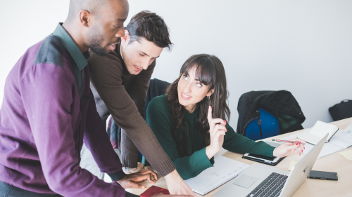 9 Digital Workplace Platforms With the Best HR and IT Integrations for Frontline Enterprises (and the 20 Features Employees Love)