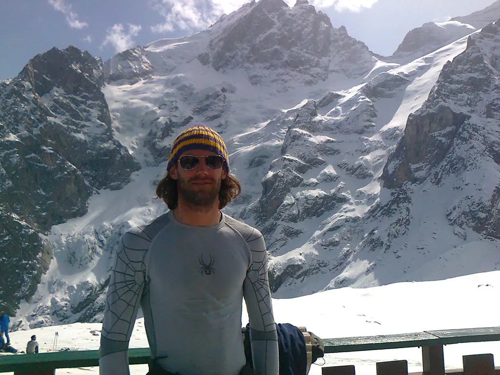 Photo of a ski instructor in front of the mountain