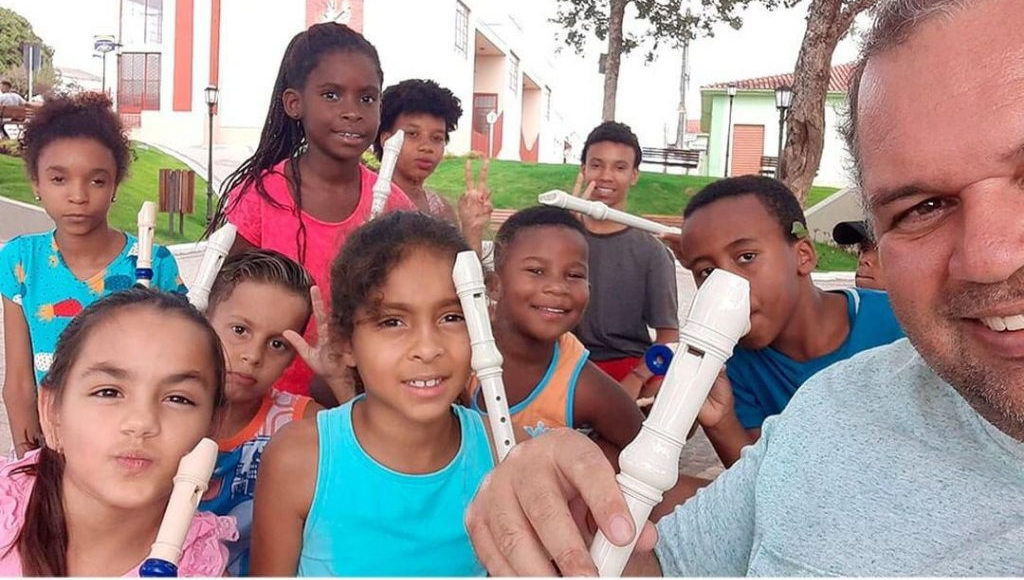 crianças durante atividade projeto mãos dadas