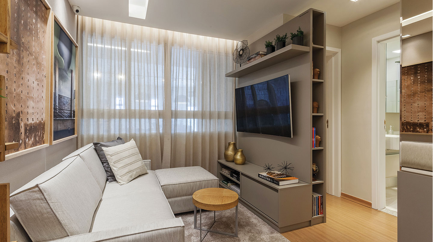 Sala decorada com tapete e cores aconchegantes