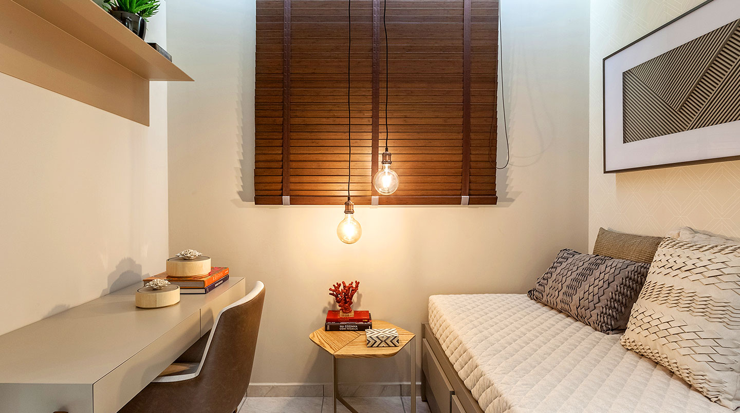 Quarto decorado com cores quentes