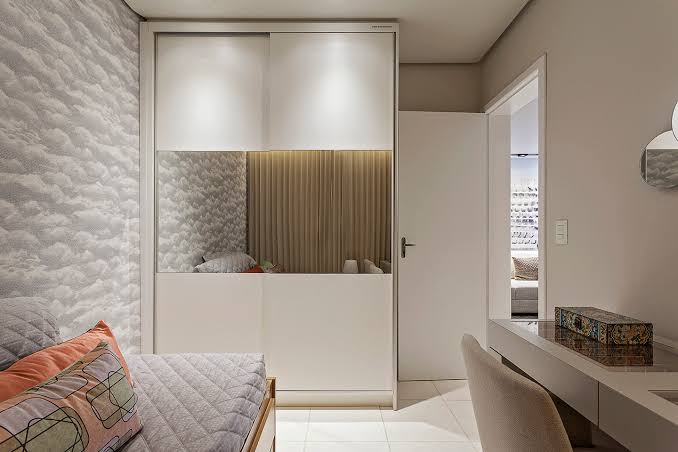 Foto mostrando decorado da BRZ; quarto com papel de parede de nuvens