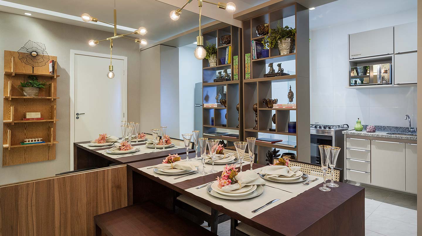 Sala de jantar com estantes decorativas
