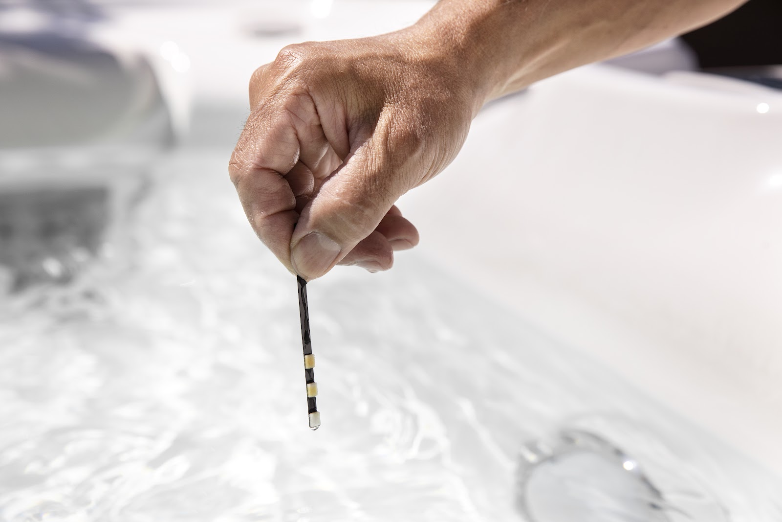 Testing a Hot Tub To Check Chlorine Levels