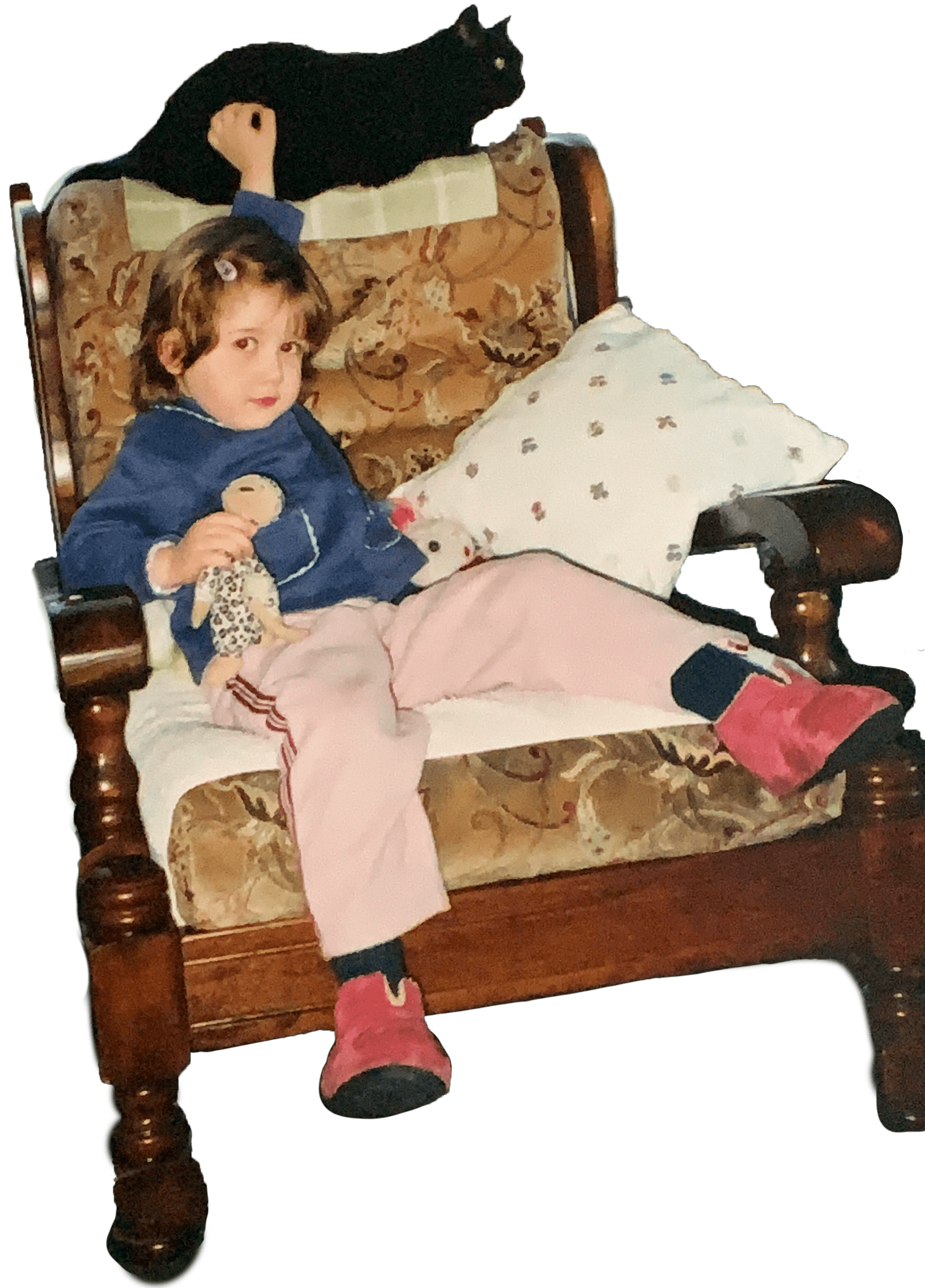 jeune irène assise sur un fauteuil avec son doudou et son chat