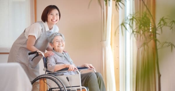 【介護士必見】無資格では働けなくなる？2024年度開始の認知症介護基礎研修とは？