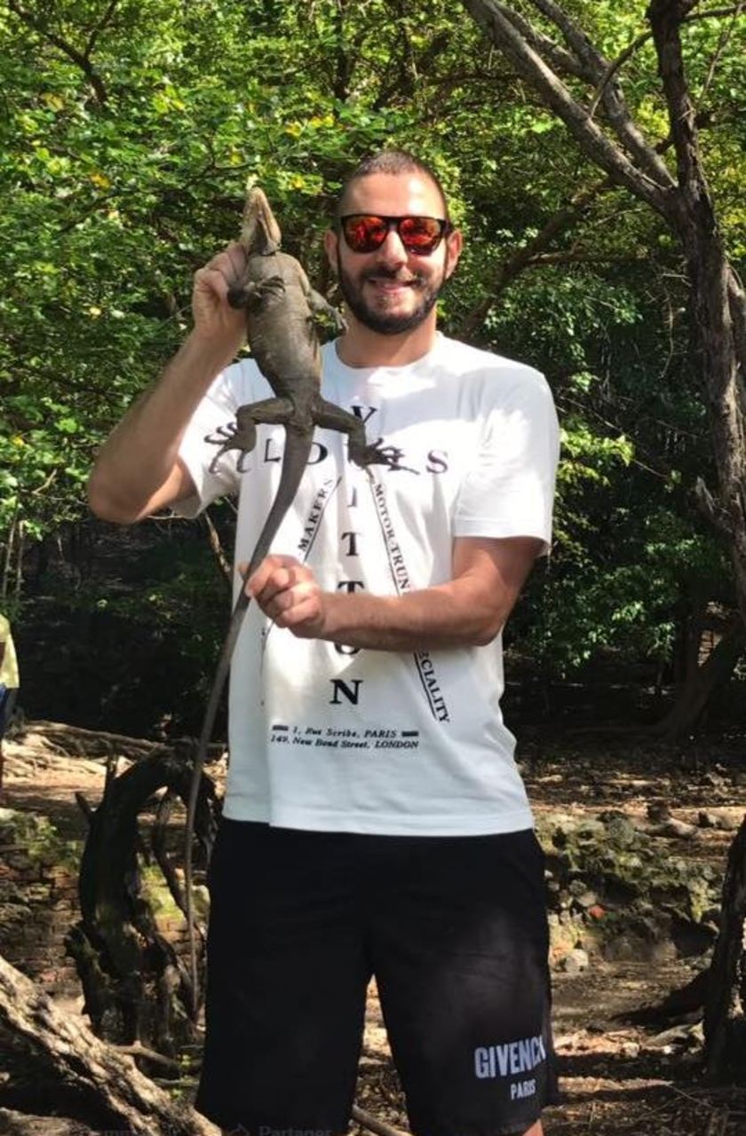 Karim Benzema posant avec un iguane