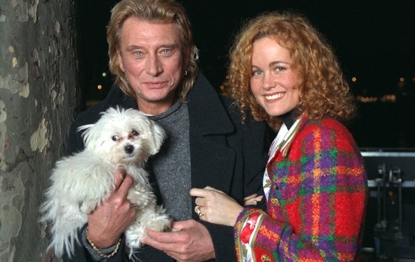 Johnny et Laetitia Hallyday avec leur chien, un bichon maltais