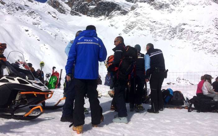 labrador sauve enfant montagne