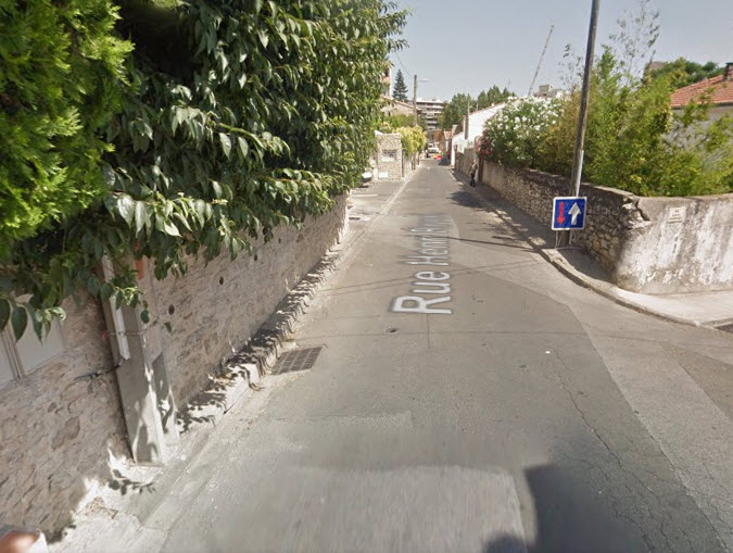 nimes-chien-pendu-poteau-3