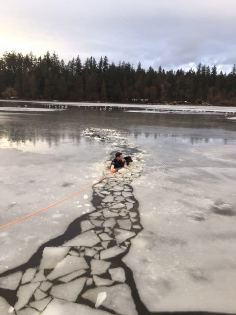 police_rescue_frozen_lake_2