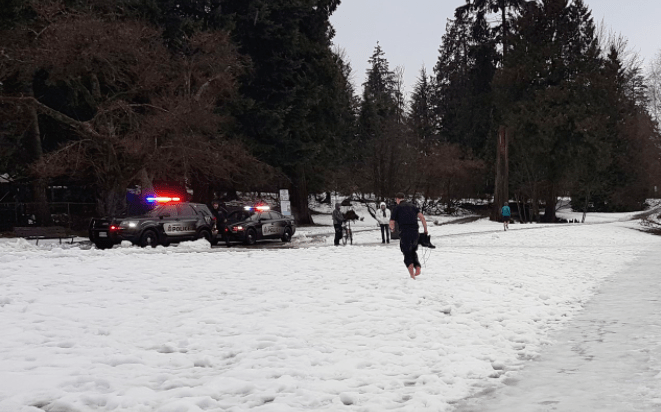 police_rescue_frozen_lake_3