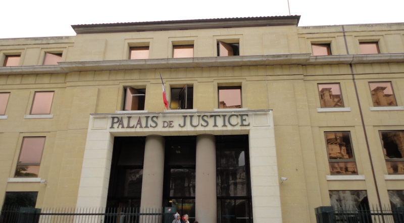 nimes-chien-pendu-poteau-condamantion-1