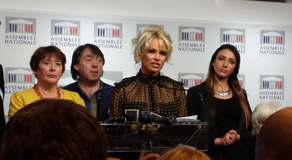 Pamela-Anderson-gavage-canards-11