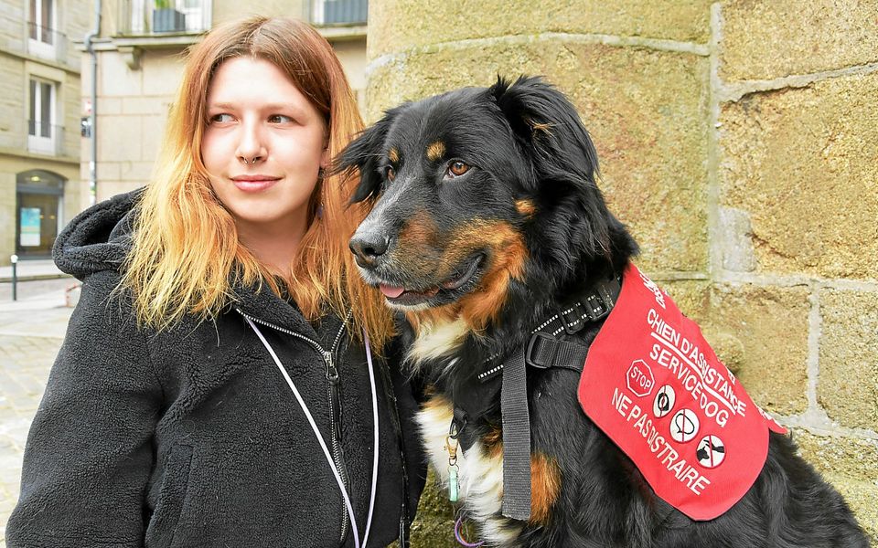Az et son chien d’assistance Sirius, en formation depuis mars 2023.