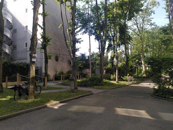 L'Ehpad Furtado Heine dans le 14e arrondissement de Paris est entouré d'un petit parc