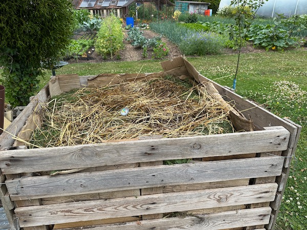 Heap constructed with four pallet frames and 8 bits of wire, it took a fair amount more material after this photo, is now finished and briefly at 70C