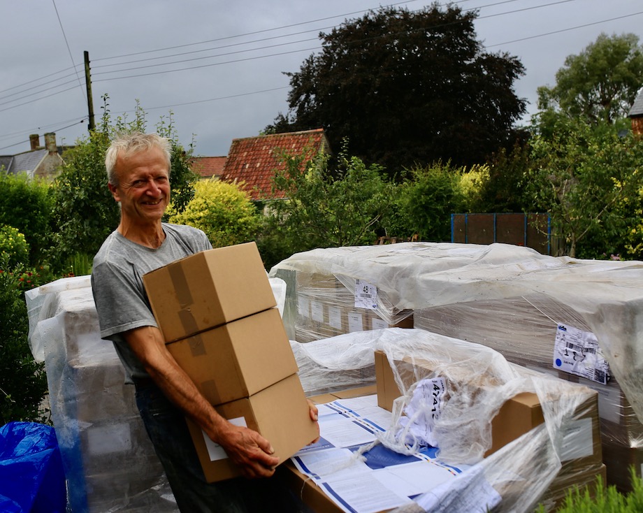 Unloading book boxes