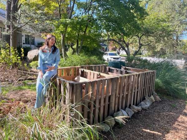 Marie-Eve Velikson came on a weekend course here in July, and she is in NY State, proud of her compost heaps