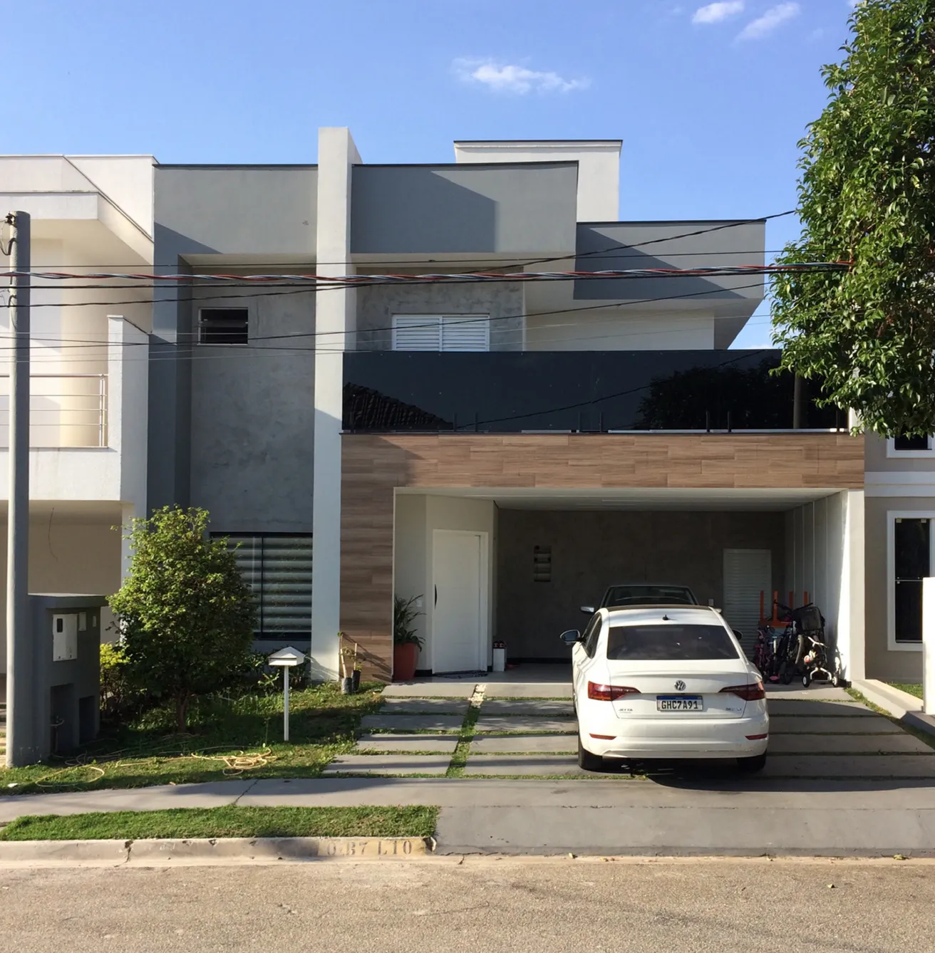 Imagem frontal de uma casa.