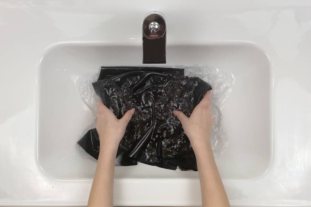 Dressing latex with oil instructions for beginners