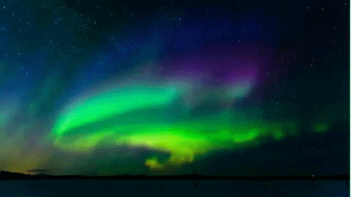 Auroras boreales reflejadas en un lago