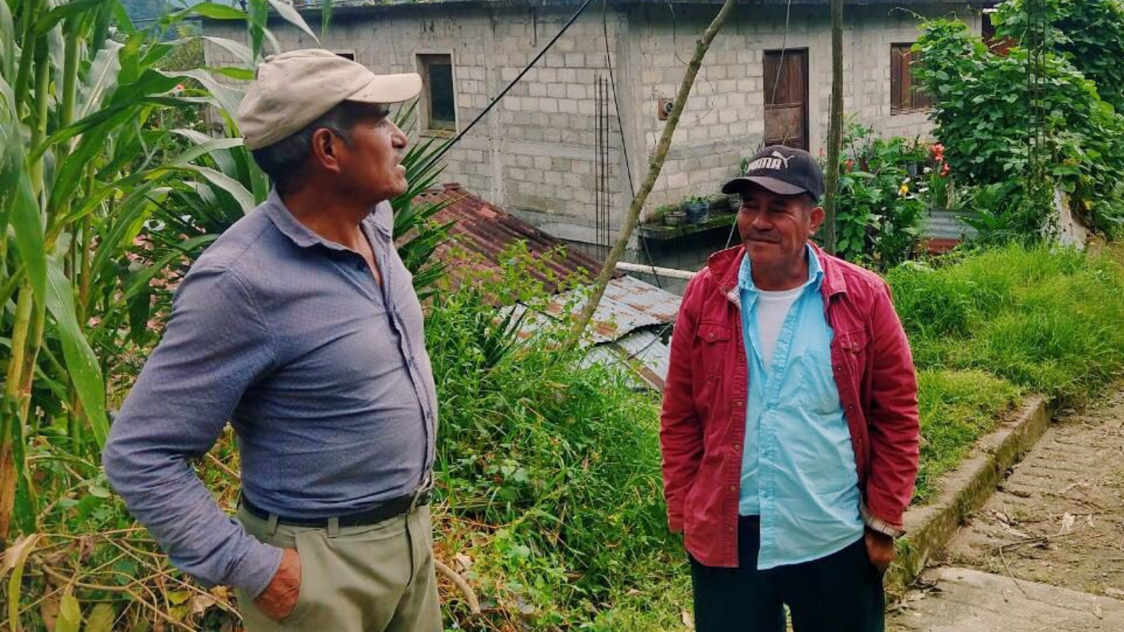 Two coffee farmers in Tapachula having a conversation