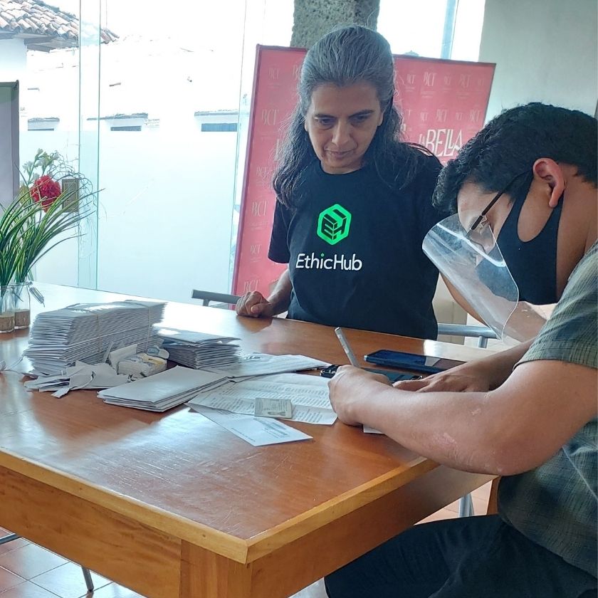 lucia ethichub firma tarjeta bancaria