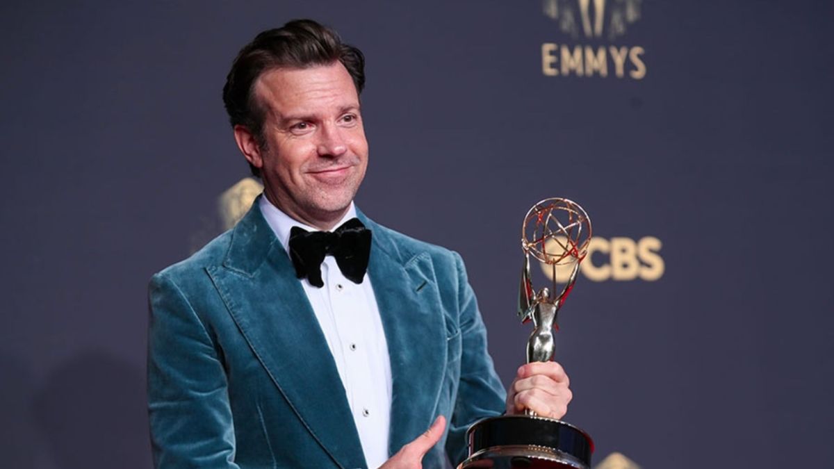 Jason Sudeikis holding an Emmy