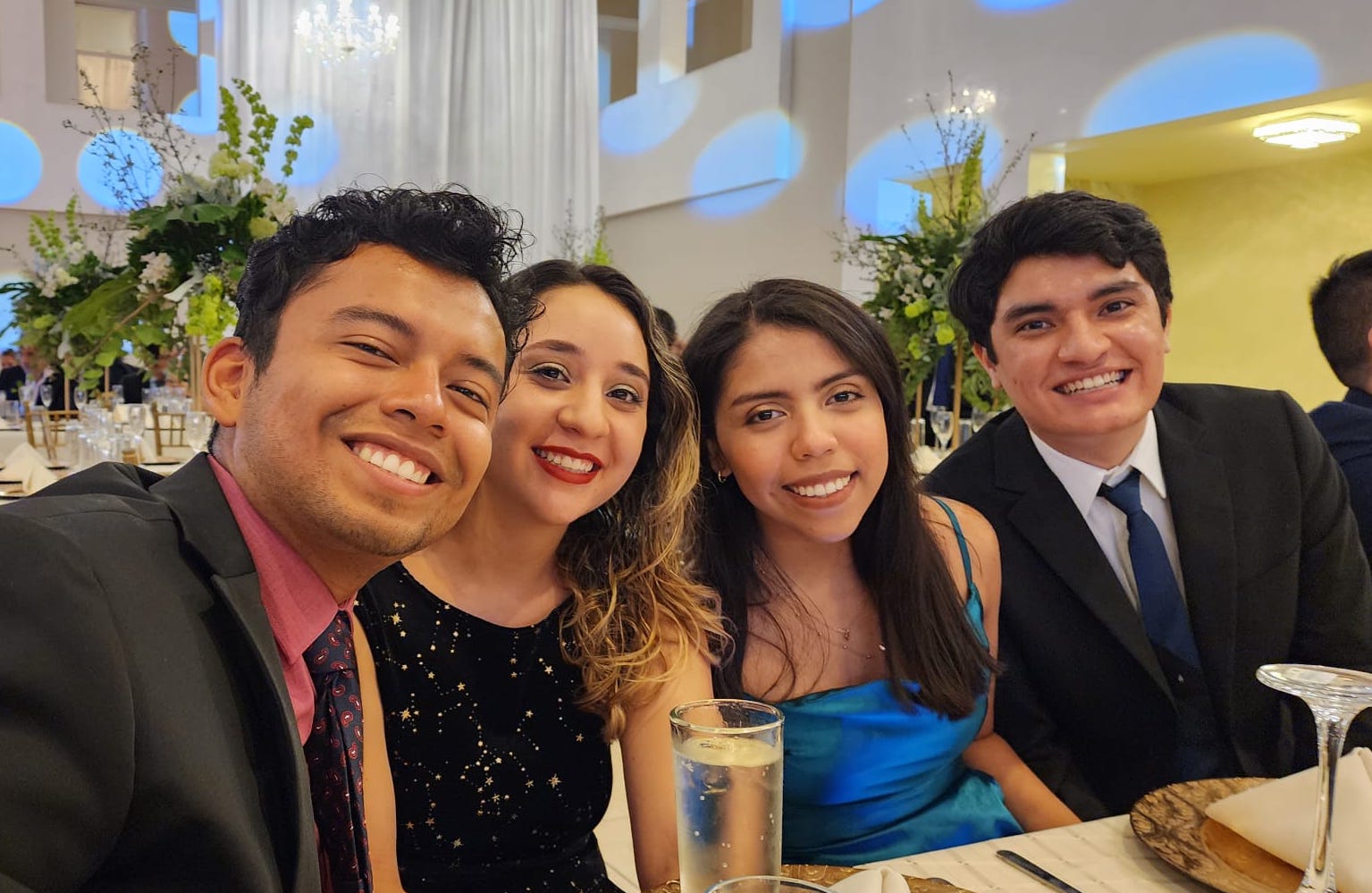 Juan, Diana, Pati y Tapia trajeadxs
