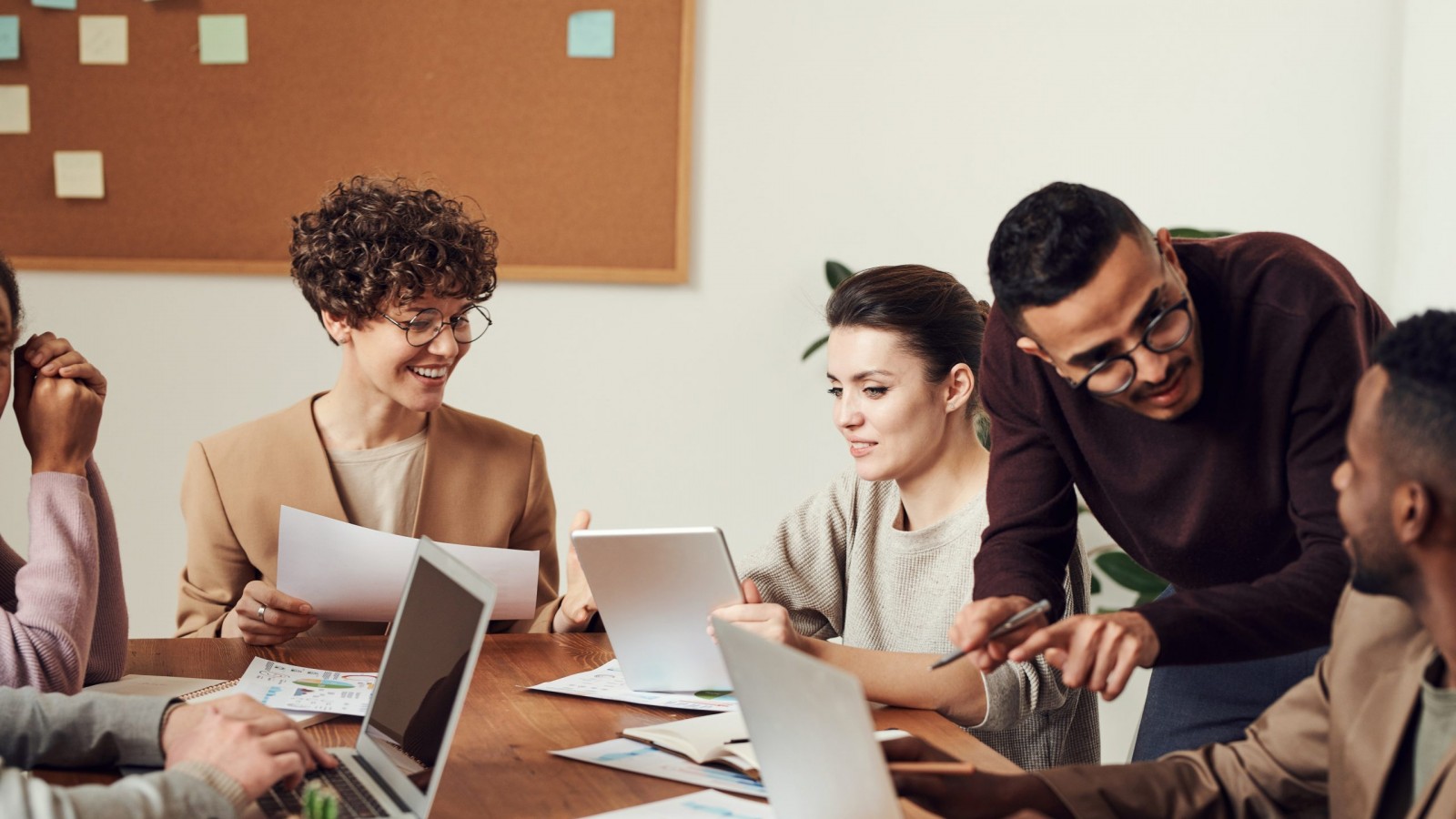 сообщество сериал 1 сезон. волонтеры в сша организации. Theology and psychology. баннер студенты. министр и студенты для баннера.