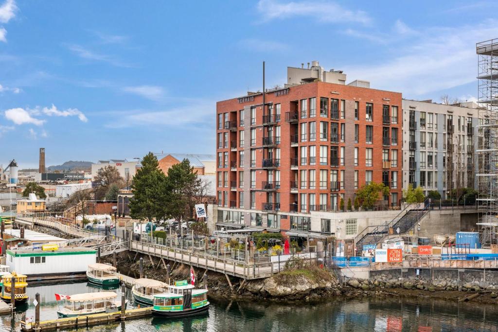 Mermaid Wharf condo building, 409 Swift St