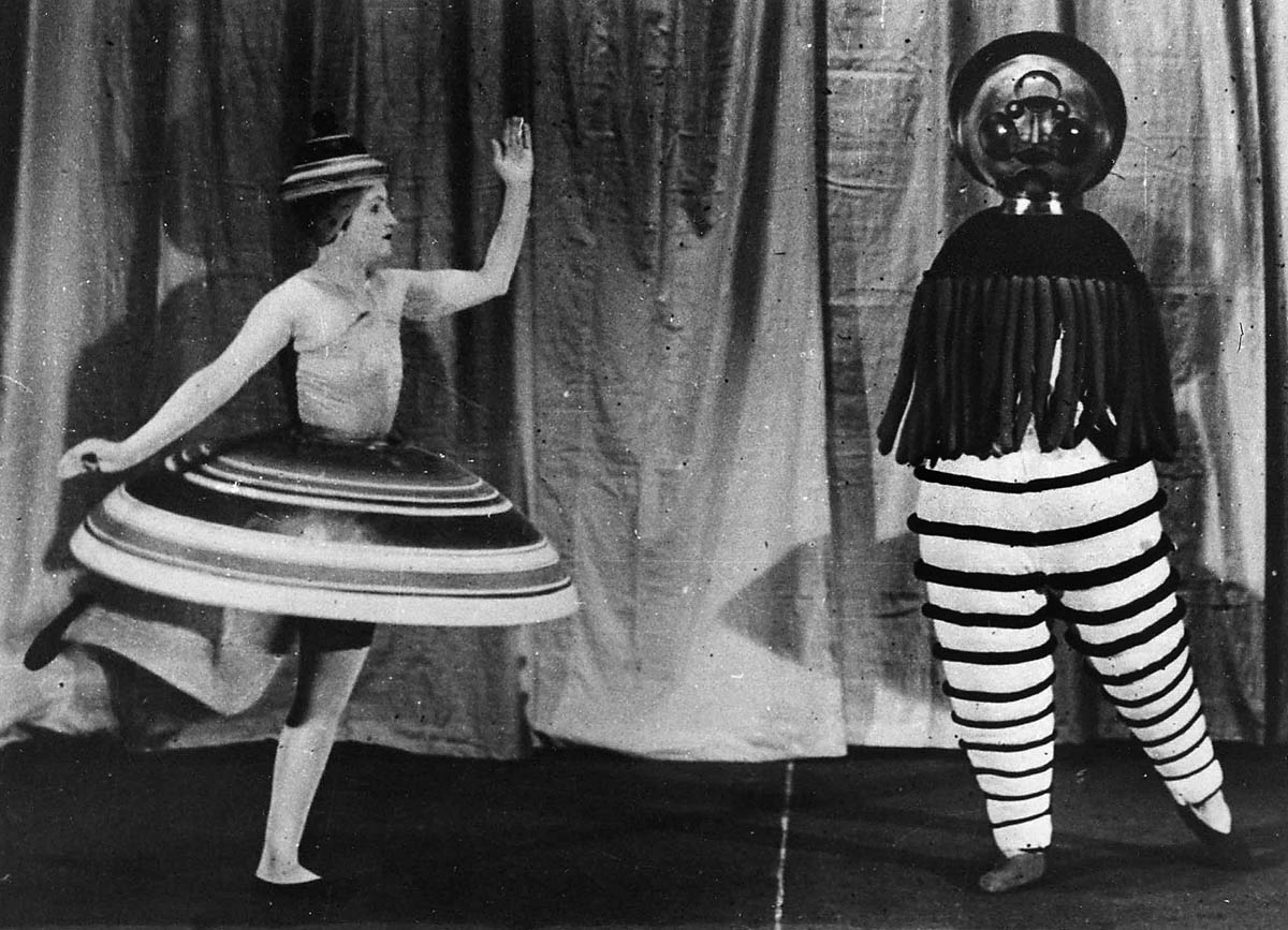 トリアディック・バレエの舞台写真。幾何学的な衣装のダンサーたち（1923年8月16日）