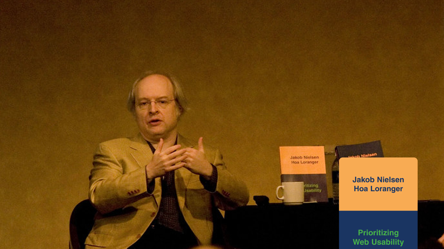 Photographie de Jakob Nielsen présentant son livre "Prioritizing Web Usability"