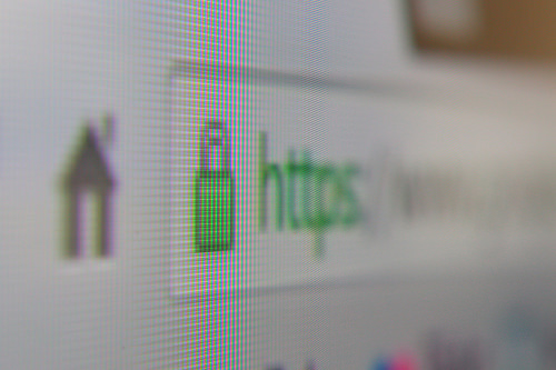 Dle vyjádření Googlu se ale HTTPS navíc stalo faktorem ovlivňující hodnocení webu jeho vyhledávačem.