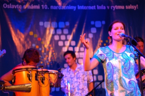 Zpěvačka skupiny TamTam Orchestra