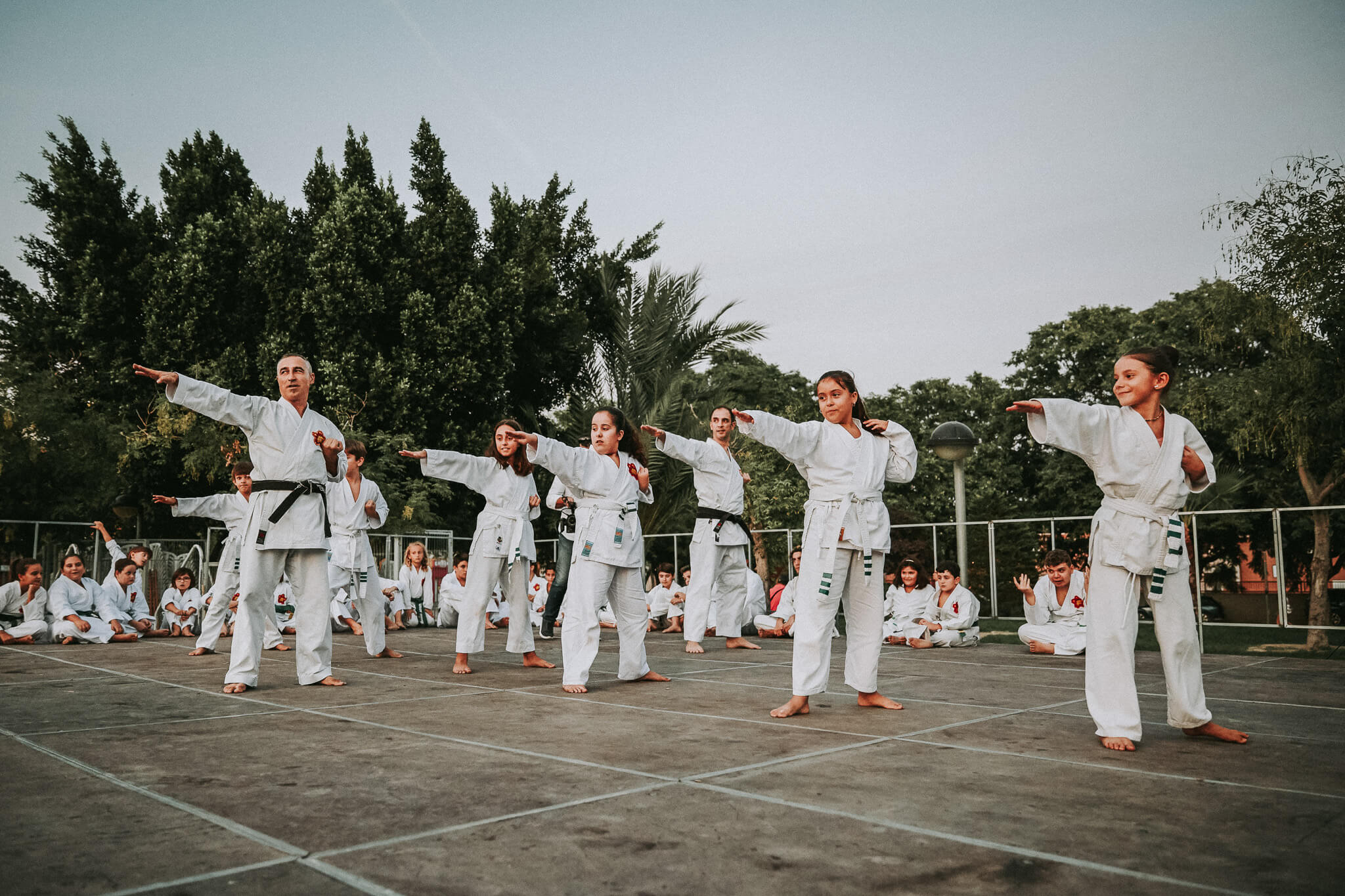 Alumnos del dojo entrenando kata al atardecer