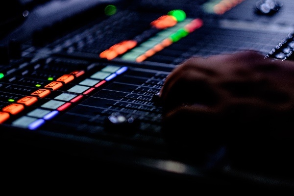 ¿Cuál es la diferencia entre mezclar y masterizar música?