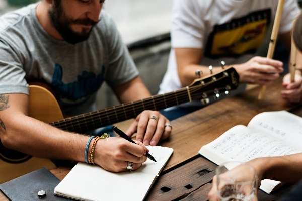 Cómo fundar un grupo y que te contraten - Escribe tu propio material