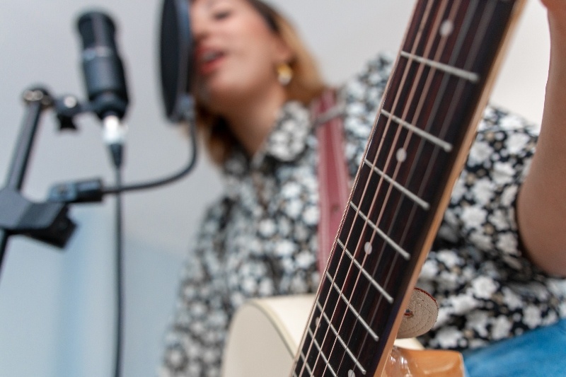 5 consejos para componer mejor - un músico que se inspira en las letras mientras toca la guitarra